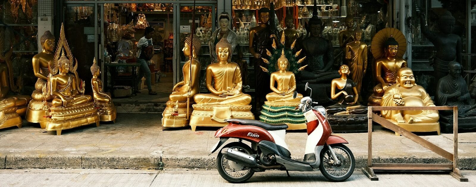 一辆停在商店门前的摩托车
